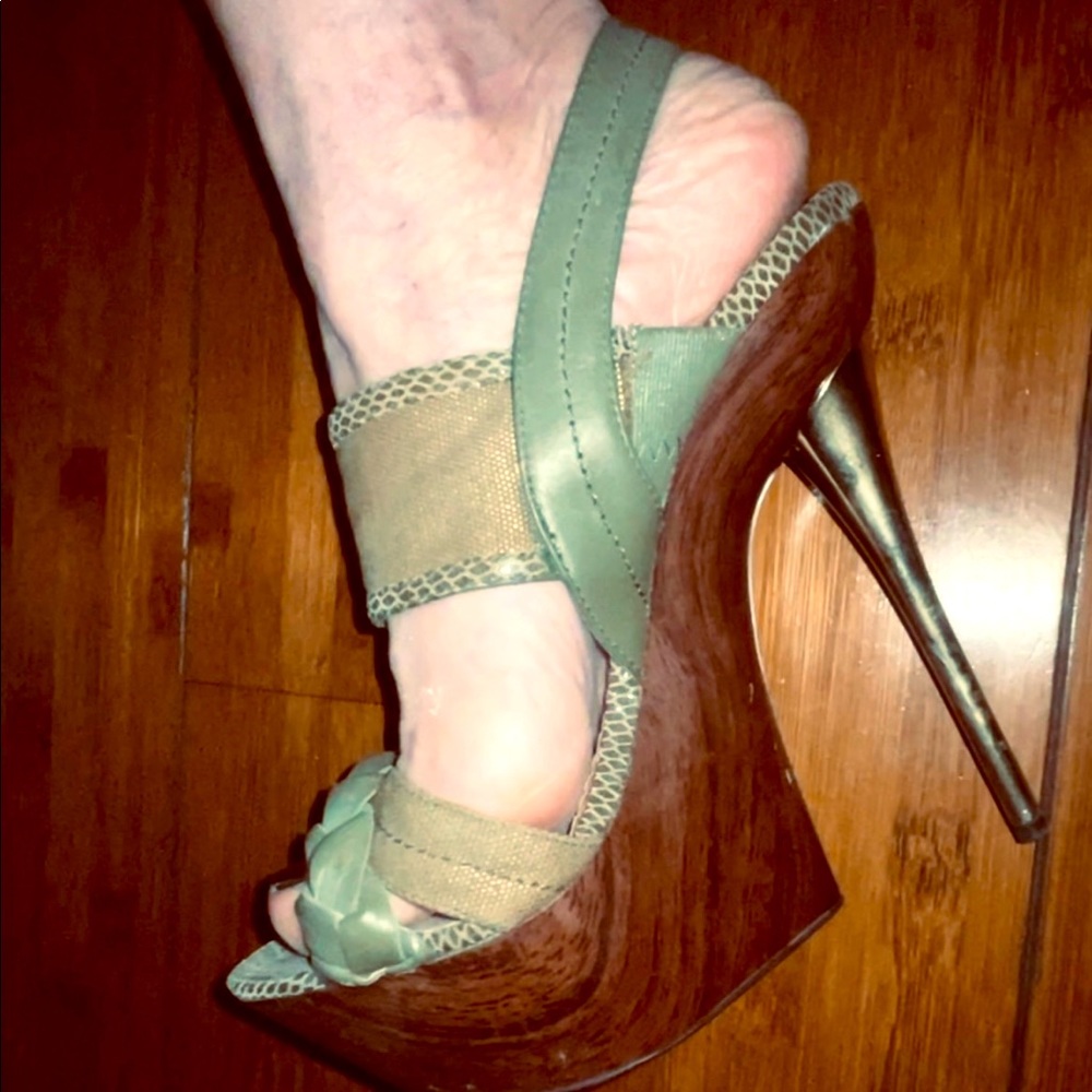 HOTT🔥Bebe stiletto, platform shoes. Khaki Size 9M 6” heels-